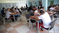 Mereka dikelompokan dan diberi tugas dan tanggung jawab berbeda. Setiap kelompok residen memiliki pemimpin, yang akan ditunjuk sebagai resident coordinator (RCO) atau koordinator residen setiap bulan.