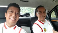 Ini momen Rommy selfie bersama Jokowi meresmikan lapangan tenis luar ruangan (outdoor) di kawasan Gelora Bung Karno, Senayan pada Februari lalu (Foto: Twitter Romahurmuziy)