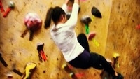 Dengan otot yang terlatih tantangan seperti panjat tebing bisa ditaklukan oleh Emilie. (Foto: Instagram/pilotemilie)
