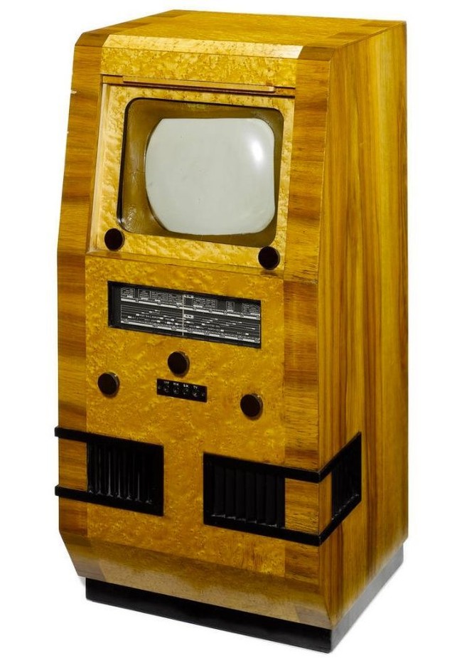 Satu lagi TV berukuran super lainnya, Baird Lyric dengan layar 12 inchi yang diproduksi pada 1946. Foto: Dok. Gizmodo