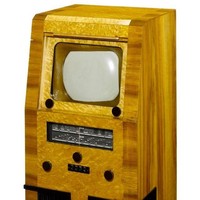 Satu lagi TV berukuran super lainnya, Baird Lyric dengan layar 12 inchi yang diproduksi pada 1946. Foto: Dok. Gizmodo