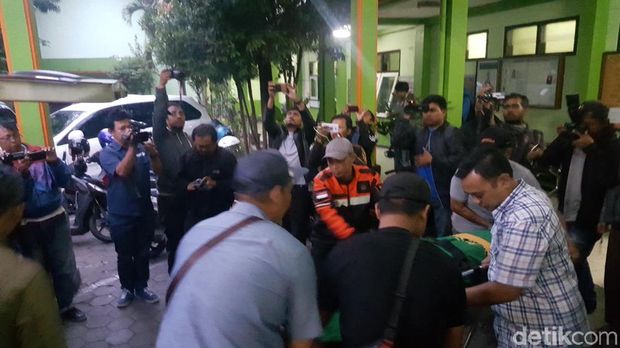 Jenazah Dhimas hendak dibawa ke rumah duka