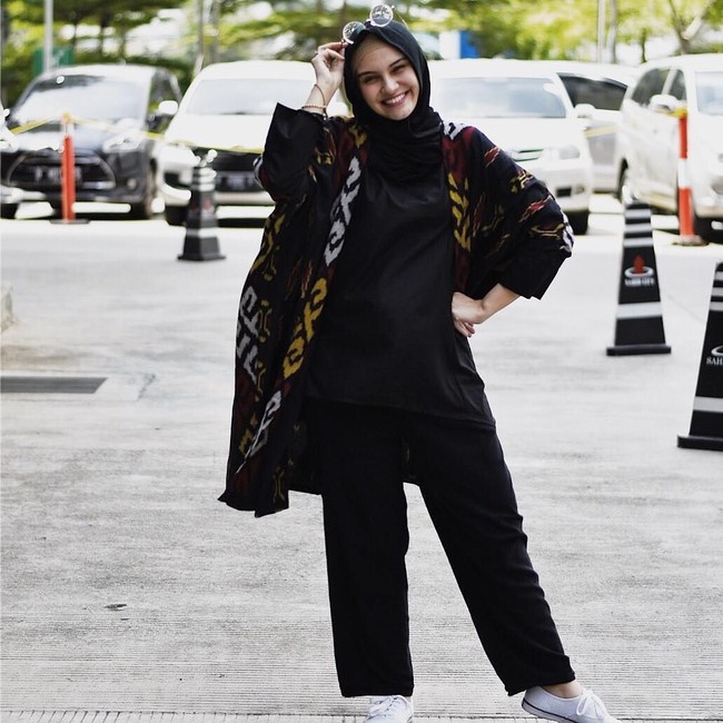 Di kesempatan lainnya, istri Prabu Revolusi ini tampil etnik dengan outerwear beraksen tenun. Warna hitam membuatnya terlihat lebih ramping dan tak terlihat hamil. Foto: instagram/zeezeeshahab