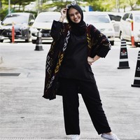 Di kesempatan lainnya, istri Prabu Revolusi ini tampil etnik dengan outerwear beraksen tenun. Warna hitam membuatnya terlihat lebih ramping dan tak terlihat hamil. Foto: instagram/zeezeeshahab