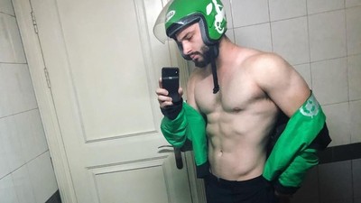 Foto Si Ojek Bule yang Miliki Tubuh Kekar Atletis