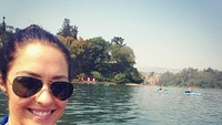 Selain ke gunung, Emilie juga suka ke danau dan pantai. Ini fotonya saat kayaking di Danau Kivu, Rwanda, Afrika. (pilotemilie/Instagram)