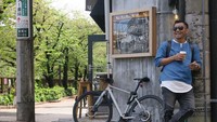 Judika dengan kacamata hitamnya ini terlihat cool ya. Di depan kafe di Jepang, Judika juga terlihat sedang menikmati kopi hangat. Foto: Instagram @duma_riris