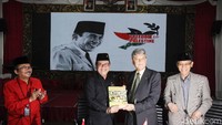 Hasto Kristiyanto menyambut kedatangan Zuhair Saleh Muhammad Al-Shun di DPP PDIP, Jakarta, Rabu (18/4/2018).