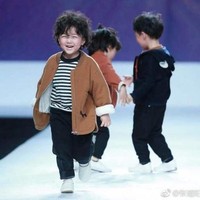 Banyak netizen memuji kedewasaan Zhang mengatasi situasi tak terduga tersebut. Mereka juga gemas dengan tingkah lucu Zhang yang terus saja tersenyum. Foto: Dok. Shanghaiist