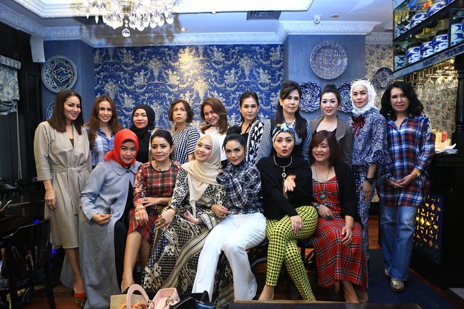 Setiap arisan, geng Kepompong selalu menentukan dress code atau tema busana yang wajib dipakai. Seperti saat arisan sekaligus merayakan ulang tahun Krisdayanti, geng Kepompong kompak memakai busana motif plaid atau kotak-kotak. Selain KD, para selebriti yang tergabung dalam geng arisan ini di antaranya Melly Goeslaw, Momo Geisha, Mayangsari, Viona Rosalina, Iis Dahlia, Arzetti, Inggrid Kansil dan Lucky Resha. Foto: Dok. Instagram KD, Instagram Viona Rosalina