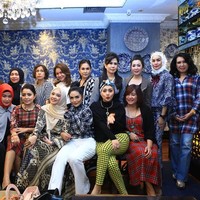 Setiap arisan, geng Kepompong selalu menentukan dress code atau tema busana yang wajib dipakai. Seperti saat arisan sekaligus merayakan ulang tahun Krisdayanti, geng Kepompong kompak memakai busana motif plaid atau kotak-kotak. Selain KD, para selebriti yang tergabung dalam geng arisan ini di antaranya Melly Goeslaw, Momo Geisha, Mayangsari, Viona Rosalina, Iis Dahlia, Arzetti, Inggrid Kansil dan Lucky Resha. Foto: Dok. Instagram KD, Instagram Viona Rosalina