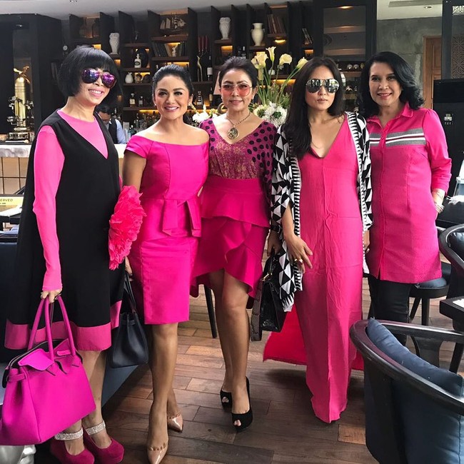 Kalau ini saat geng Kepompong arisan dengan dress code fushica. Mereka benar-benar total kalau sudah urusan dress code. Lihat saja ada yang bergaya head to toe dengan warna fuschia. Foto: Dok. Instagram KD, Instagram Viona Rosalina