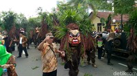 Bebegig ini berwujud topeng terbuat dari kayu yang karakternya menyeramkan. Wajah sangar, sepasang mata menatap tajam dan memiliki gigi bertaring. Topeng diberi ornamen seperti daun waregu, bunga hapaan, bubuay, pipicisan dan caringin sebagai mahkotanya. (Foto: Dadang Hermansyah/detikcom).