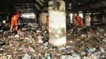 Pasukan Oranye Bersihkan Lautan Sampah di Kolong Tol Priok