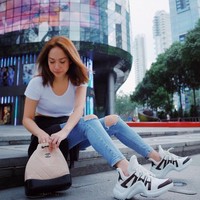 2018 tahunnya dad sneakers atau sepatu kebesaran ala bapak-bapak jadi tren di kalangan fashionista dunia. Balenciaga memulai tren ini lebih dulu, lalu sekarang diikuti Louis Vuitton dengan desain yang lebih ikonik.   Nicola Ghesquiere tak tanggung-tanggung memberi kesan bulky di desain dad sneakers Louis Vuitton bernama Archlight. Justru sang desainer ingin menggabungkan sepatu dari masa lalu itu dengan gaya yang futuristik. Hasilnya, bisa dilihat dengan bagian lidah sepatu bahkan sol yang lebih besar dibanding sepatu kebanyakan.   Sepatu yang jadi must-have 2018 bagi para pecinta mode itu pun sudah rilis di awal 2018. Satu persatu, influencer fashion sampai selebriti terlihat dengan sneakers yang harganya US$ 1.090 atau Rp 15 juta itu. Berikut di antaranya. Foto: Dok. Instagram/bclsinclair