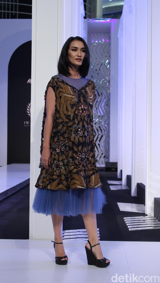 Jelang Hari Kartini, aktris Atiqah Hasiholan dan presenter Ayu Dewi, serta tujuh perempuan inspiratif Indonesia lainnya menerima penghargaan The Iconic Women dari Senayan City, Rabu (18/4/2018), berkat prestasi di bidangnya masing-masing. (Foto: Muhammad Abduh/Wolipop)