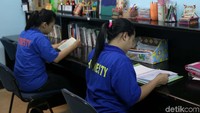 Sementara residen lama telah bisa melakukan berbagai kegiatan. Sejumlah residen membaca buku.