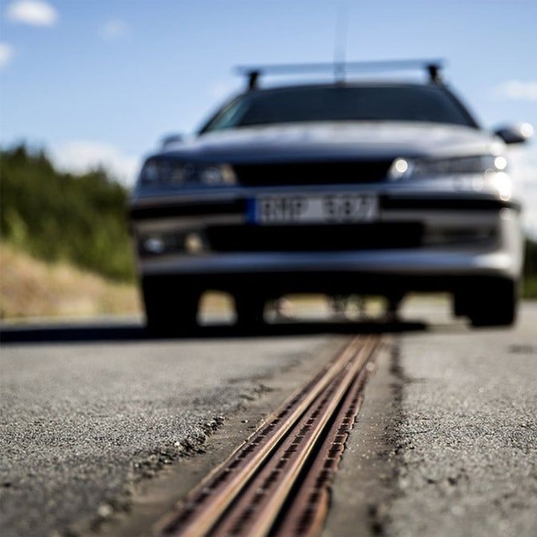 Di jalan ada semacam rel yang bisa mengisi baterai mobil listrik (Foto: eRoadArlanda) Di jalan ada semacam rel yang bisa mengisi baterai mobil listrik (Foto: eRoadArlanda)