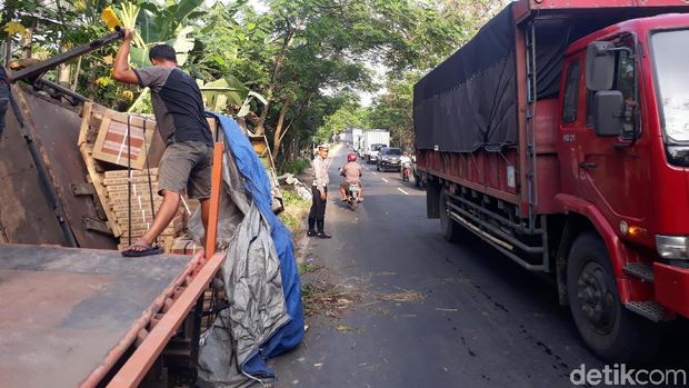 Truk Keramik Terguling di Jalur Babat-Bojonegoro