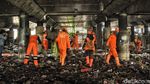 Pasukan Oranye Bersihkan Lautan Sampah di Kolong Tol Priok