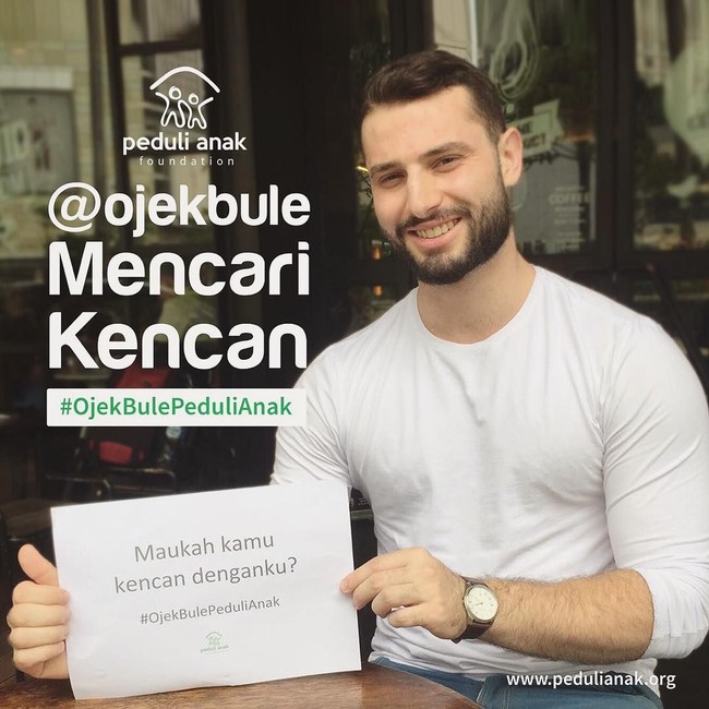 Ojek bule bukan hanya sekadar eksis di Instagram dengan pose-pose lucunya. Dia juga melakukan kebaikan dengan mengajak followersnya menyumbangkan uang untuk pendidikan di Indonesia. Bonusnya: bisa kencan dengan ojek bule. Foto: Dok. Instagram OjekBule