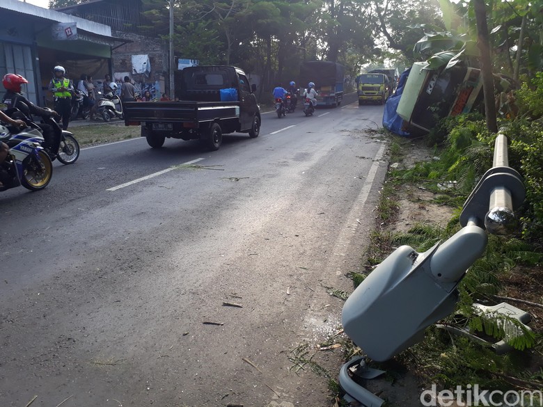 Truk Keramik  Terguling di  Jalur Babat Bojonegoro 