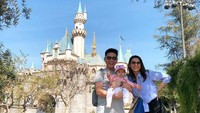 Potret Acha bersama Vicky Kharisma dan buah hati mereka, Bridgia Kalina di Disneyland, California (septriasaacha/Instagram)