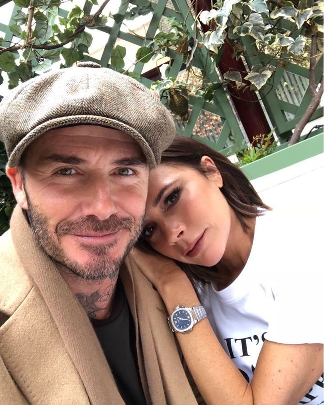 Meski sering diterpa gosip orang ketiga, pernikahan David dan Victoria Beckham malah semakin kuat. Keduanya tak jarang memamerkan momen mesra mereka di Instagram masing-masing. So sweet! Foto: Dok. Getty Images, Instagram Victoria Beckham