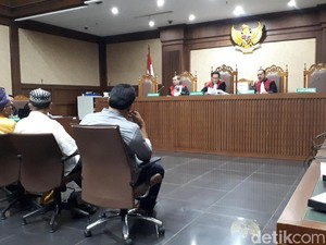 Jaksa ke Saksi: Anda Tahu Rumah Hakim PT Manado Diteror?