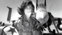 Fakta soal sosok Shults banyak diulas media-media AS. Diketahui bahwa Shults pernah menjadi pilot jet tempur di Angkatan Laut AS, sebelum menjadi pilot pesawat komersial. Foto ini menunjukkan momen saat Shults masih bertugas di Angkatan Laut AS tahun 1993 lalu. Foto: Military Fly Moms via abc.net.au