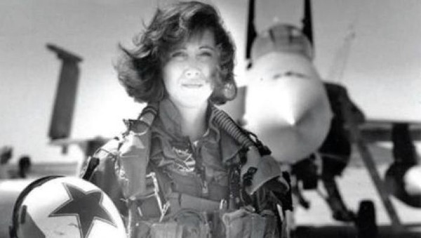 Ini Pilot Wanita yang Dipuji Usai Penumpang Southwest Tersedot