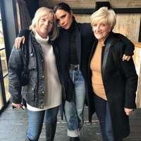 Tak hanya kompak dengan keluarga intinya. Hubungan Victoria dengan ibu kandung dan mertuanya pun sangat akur. Foto: Dok. Getty Images, Instagram Victoria Beckham