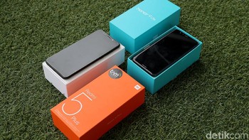 Kedua smartphone berkompetisi pada segmen harga Rp 2 jutaan. Honor 9 Lite versi 3/32GB dibanderol Rp 2.499.000,- dan Xiaomi Redmi 5 Plus versi 3/32GB dijual Rp 2.199.000. Foto: Muhammad Ridho