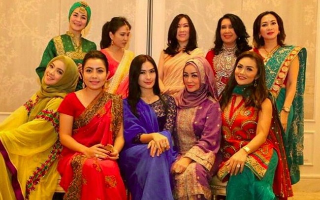 Busana sari ala wanita India juga pernah menjadi dress code geng Kepompong saat arisan. Mirip artis Bollywood? Foto: Dok. Instagram Iis Dahlia