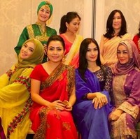 Busana sari ala wanita India juga pernah menjadi dress code geng Kepompong saat arisan. Mirip artis Bollywood? Foto: Dok. Instagram Iis Dahlia