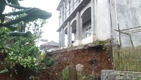 Ya, ada korban satu meninggal dunia, Asep, (siswa) kelas 5 SD, ujar Sekdes Desa Kasinoman, Kecamatan Kalibening, Banjarnegara, Sodikin kepada wartawan di lokasi kejadian, Rabu (18/4/2018).  (Foto: Uje Hartono/detikcom)