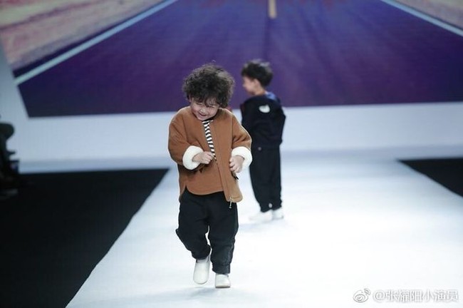 Zhang Yaoyang, berjalan di fashion show busana anak Shanghai Fashion Week, pekan lalu. Memakai setelan jaket cokelat, T-shirt motif garis, celana hitam serta sneakers, Zhang Yaoyang terlihat stylish dan percaya diri berjalan di runway. Foto: Dok. Shanghaiist