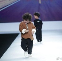 Zhang Yaoyang, berjalan di fashion show busana anak Shanghai Fashion Week, pekan lalu. Memakai setelan jaket cokelat, T-shirt motif garis, celana hitam serta sneakers, Zhang Yaoyang terlihat stylish dan percaya diri berjalan di runway. Foto: Dok. Shanghaiist