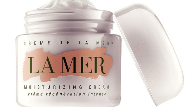 Krim wajah andalan selebriti dunia seperti Jennifer Lopez, Creme de La Mer, diklaim dapat membuat kulit selalu awet muda. Krim ini memiliki bahan unik yang tidak dimiliki produk-produk lain, sayangnya sampai saat ini nama bahan itu masih dirahasiakan. Mau kulit awet muda seperti Jennifer Lopez? Kamu harus merogoh kocek USD 567 atau Rp 7,8 juta untuk satu jar berukuran 99 gram. Foto: Dok. E Beauty Labs