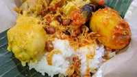 Sajian nasi bungkus ini isiannya lengkap. Nasi rames dengan paduan telur balado, teri kacang, sayur, perkedel dan gulai ayam. Wah, pokoknya dijamin kenyang. Foto: Instgaram @inkainovia