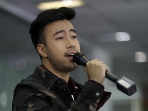 Aksi Vidi Aldiano Bawakan Tak Sejalan di Main Stage detikHOT