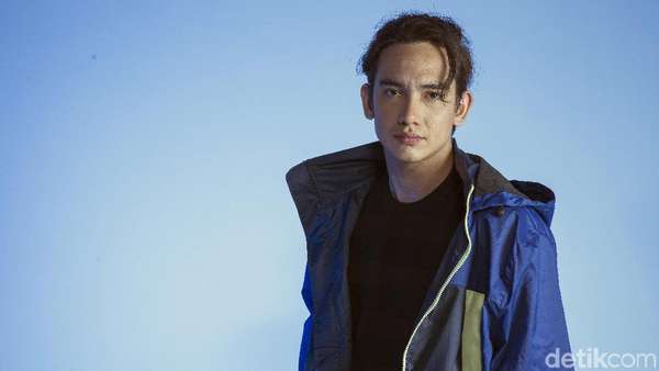 Tengok! Gaya Sporty dan Cuek Adipati Dolken Tengok! Gaya Sporty dan Cuek Adipati Dolken