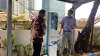 Stasiun Penyedia Listrik Umum (SPLU) ini berada di gedung Summitmas, Sudirman, Jakarta.
