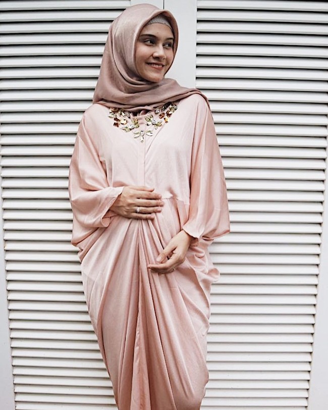 Saat hadiri acara spesial, Zeezee Shahab kembali tampil stylish. Ia memakai kaftan berwarna lembut dengan detail beading yang indah di bagian leher. Penampilannya pun tetap sederhana dan loose agar perut hamilnya tetap terasa nyaman. Foto: instagram/zeezeeshahab
