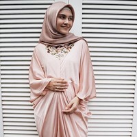 Saat hadiri acara spesial, Zeezee Shahab kembali tampil stylish. Ia memakai kaftan berwarna lembut dengan detail beading yang indah di bagian leher. Penampilannya pun tetap sederhana dan loose agar perut hamilnya tetap terasa nyaman. Foto: instagram/zeezeeshahab
