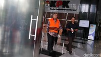 Asrun keluar gedung KPK usai menjalani pemeriksaan.