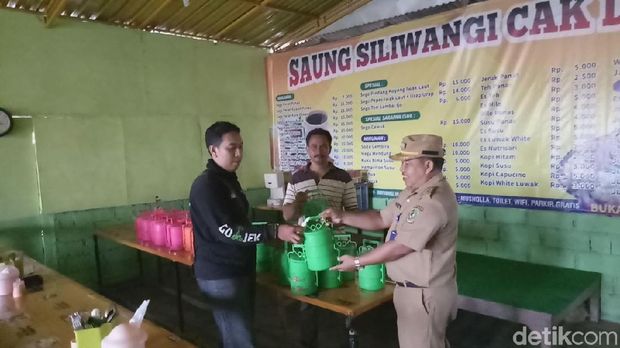 Hendy mengambil rantang makanan di Saung Siliwangi