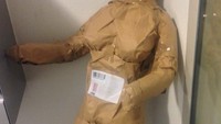 Paket ini tidak muat di kotak surat, jadi terpaksa disimpan di depan pintu supaya para tetangga bisa lihat. Foto: Brightside