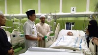 Jadi hari ini saya menengok sahabat santri kita, Muhammad Irfan. Ikut dalam gerakan Jakarta Berlari dia adalah bagian dari sufi runner. Dan mendapatkan musibah kecelakaan beberapa hari yang lalu sehingga kakinya harus diamputasi, kata Sandiaga,  di RSUD Tarakan, Jakarta Pusat, Rabu (18/4/2018).