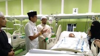 Wakil Gubernur DKI Jakarta Sandiaga Uno menjenguk driver ojek online Moh Nur Irfan yang ditabrak model cantik Tiara pada Senin (9/4). Driver ojek online tersebut ternyata merupakan salah satu peserta Jakarta Berlari dimana Sandiaga juga ikut di dalamnya. 